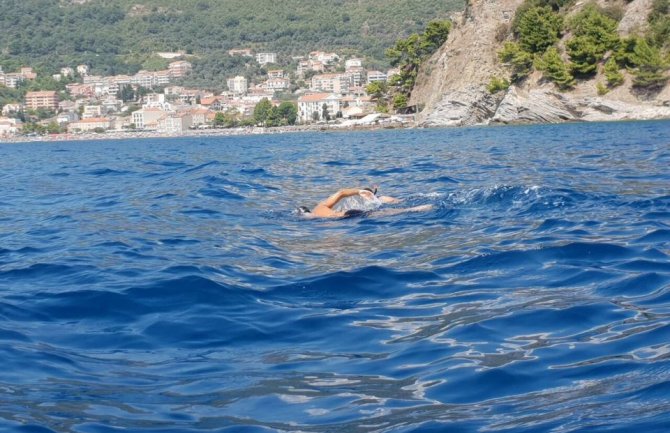 Humani Budvanin pliva od Buljarice do Budve kako bi pomogao liječenju bebe Vanje Jovanović