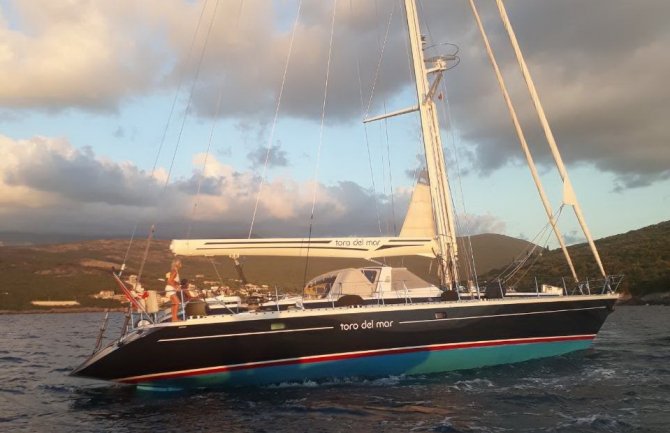 Nasukala se švajcarska jedrilica kod Bigove