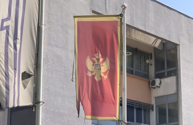 Šehović da sankcioniše direktora Ekonomske škole “Mirko Vešović” iz Podgorice zbog pohabanih zastava