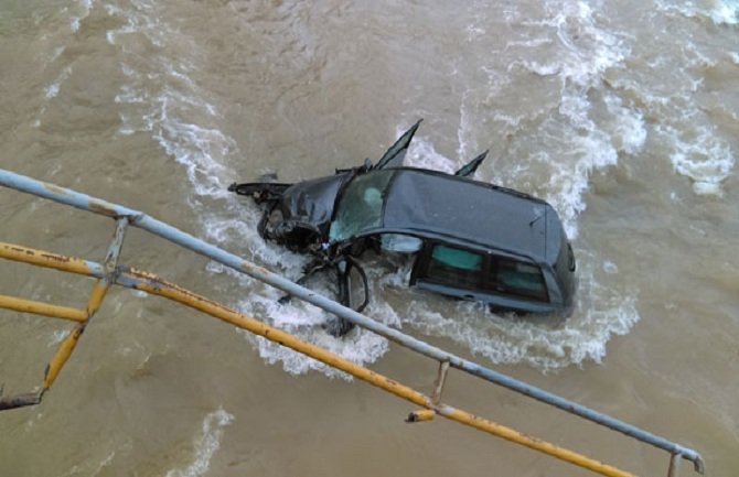 Autom probili ogradu mosta i sletjeli u rijeku (FOTO)