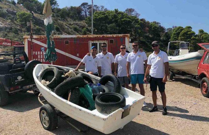 Sutomore: Izvađeno pola tone otpada iz mora