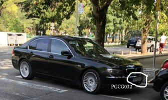 URA: Gvozdenović parkira BMW nasred pješačkog u centru Podgorice   