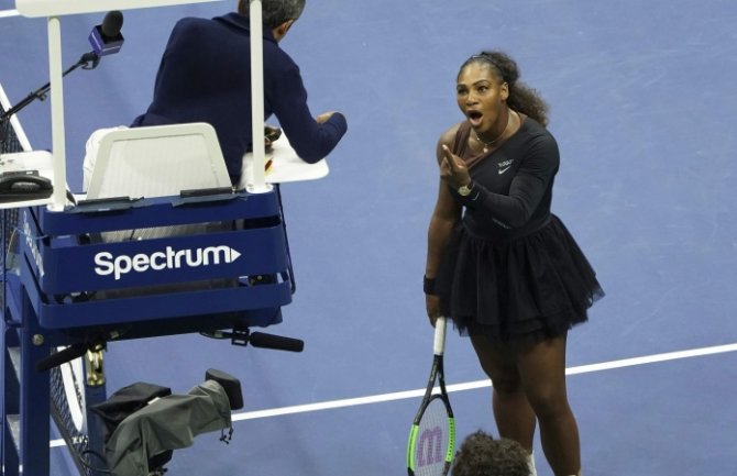 Trofej u rukama Osake, Serena napravila haos: Svađe sa sudijom oko 
