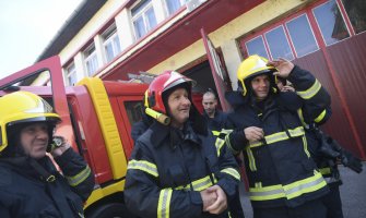 Novosadski vatrogasci spasli petočlanu porodicu od stravične smrti u požaru