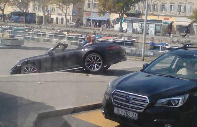 Tražio parking pa završio na stepenicama(FOTO)