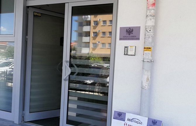 Performans mladih URA: „Monteput“ preimenovali u „Agencija za stambeno zbrinjavanje partijskih kadrova“