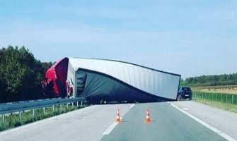  Prevrnuo se šleper, obustavljen saobraćaj