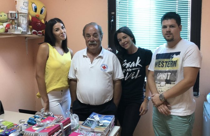 Savjet mladih DPS Kotor donirao školski pribor najmlađim sugrađanima(FOTO)