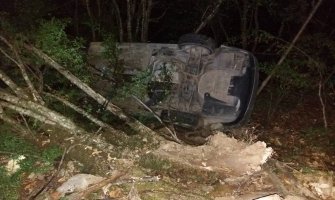 Pripadnici Službe zaštite i spasavanja izvukli porodicu iz prevrnutog auta