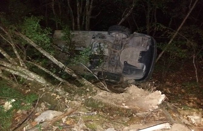 Pripadnici Službe zaštite i spasavanja izvukli porodicu iz prevrnutog auta