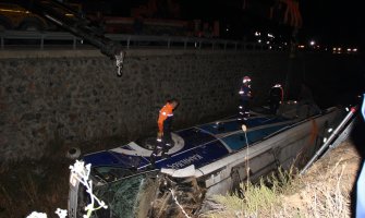 Autobus sletio u jarak, 7 mrtvih, 28 povrijeđenih (FOTO)