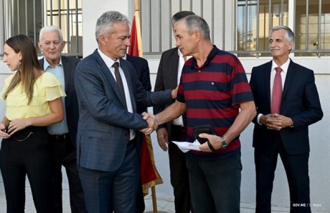 Nikšić: Uručeni ključevi od 75 stanova za penzionere