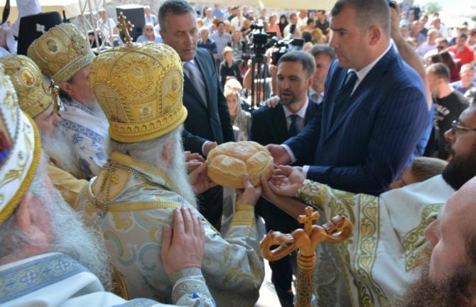 Osvećen obnovljeni manastir Stanjevići: Krapoviću i Vujoviću ordenje Svetog Petra