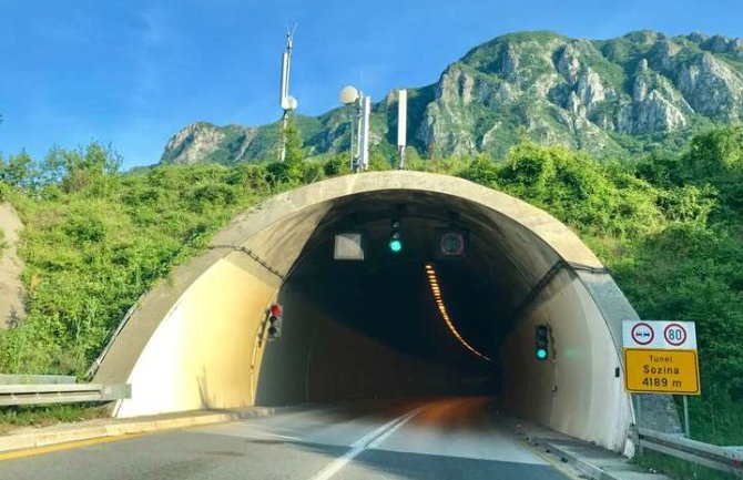 Odronila se velika stijena u blizini tunela Sozina (FOTO)