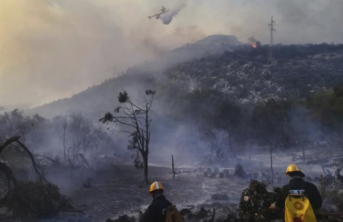 Pelješac u plamenu: Vatra stigla do kuća (FOTO)(VIDEO)