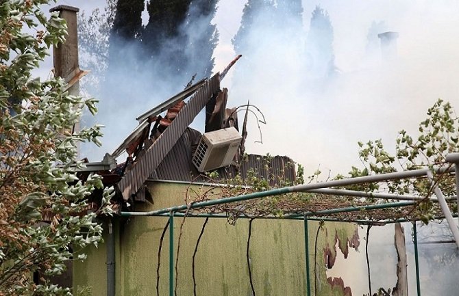 Krgovići ostali bez krova nad glavom, vatrena stihija progutala montažnu kuću