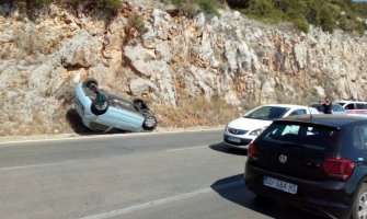 Nezgoda na putu Bar-Ulcinj, automobil završio na krovu