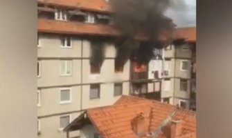UZNEMIRUJUĆI SNIMAK iz Novog Pazara: Tri osobe u plamenu molile za pomoć(VIDEO)