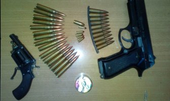 Pronađeno oružje, municija, drobilica,procesurano više lica