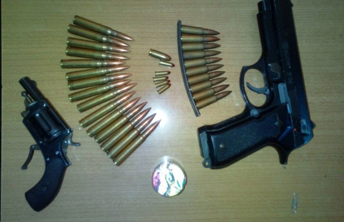 Pronađeno oružje, municija, drobilica,procesurano više lica