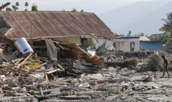 Spasioci posle tri dana izvukli preživjelog iz ruševina banke, volonteri započeli akciju uklanjanja leševa