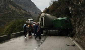 Bioče: Šleper udario u stijene i blokirao put, jedna osoba povrijeđena