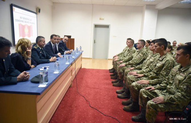 Bošković novim vojnicima po ugovoru: Izabrali ste najčasniji poziv