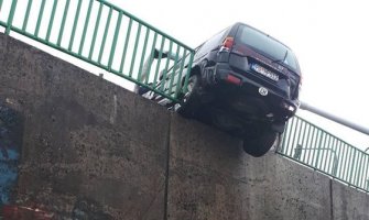 Nezgoda na PG: Oborio stub za rasvjetu, pa probio zaštitnu ogradu