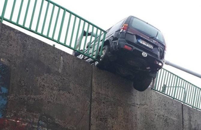 Nezgoda na PG: Oborio stub za rasvjetu, pa probio zaštitnu ogradu