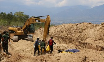 Masovne grobnice u Indoneziji: Žrtve zemljotresa kopaju zajedno, porodice tragaju za tijelima djece 