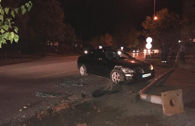 Nikšić: Mercedesom se zakucao u banderu