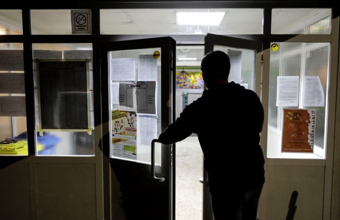 Više od 3,3 miliona građana BIH biralo novu vlast, privedeno 11 osoba zbog kupovine glasova, lažni posmatrači...