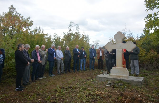 SNS podigao spomen obilježje Srbima i Crnogorcima stradalim u Balkanskim ratovima (FOTO)