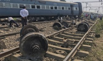 Voz u Indiji izletio iz šina, 5 putnika poginulo