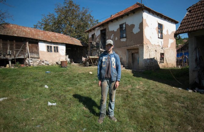 Šesnaestogodišnji Jovan dobio struju, ovcu i magarca od humanih ljudi