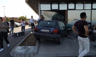 PG: Automobilom uletio u prostorije Univerziteta, oštećeno još jedno vozilo(VIDEO)(FOTO)