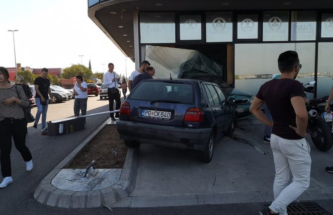 PG: Automobilom uletio u prostorije Univerziteta, oštećeno još jedno vozilo(VIDEO)(FOTO)