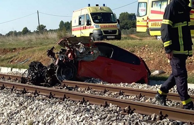 Voz udario i vukao automobil, vozač i dijete nepovrijeđeni