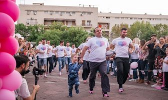 Muškarci trčali u cipelama kroz centar Podgorice u znak borbe protiv raka