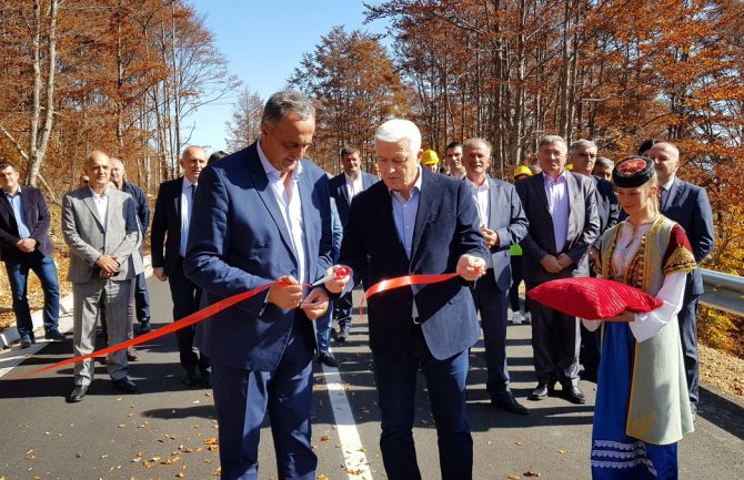 Svečano otvoren put i višenamjenski teren: Žabljak će biti oaza mira, čistoće, kvalitetne i zdrave ponude