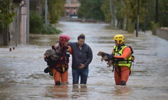 Francuska: 13 žrtava nevremena, bujica nosila ljude na spavanju, mnogi zarobljeni na krovovima kuća (VIDEO)