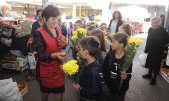 Nikšić: Djeca na pijaci ženama poklanjala cvijeće