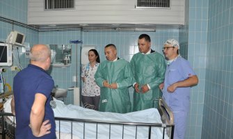 Veljović posjetio djevojčicu koju je pogodio zalutali metak, osudio postupak neodgovornog pojedinca