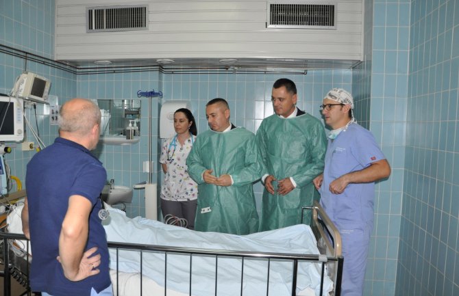 Veljović posjetio djevojčicu koju je pogodio zalutali metak, osudio postupak neodgovornog pojedinca