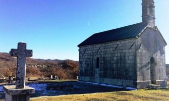 Oskrnavljena crkva Svetog Petra u selu Balosave kod Vilusa