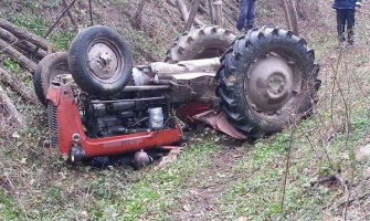 Pijan vozio ženu na traktoru, pa sletjeli s puta, ona poginula