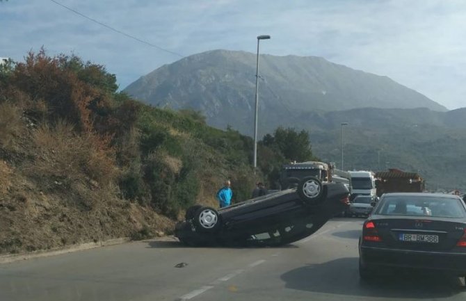 Udes na putu ka Ulcinju, vozilo završilo na krovu (VIDEO)