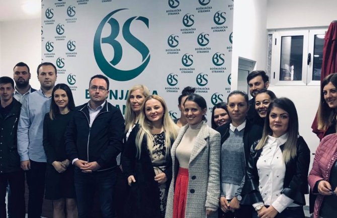 Sve više mladih i žena pristupa Bošnjačkoj stranci 