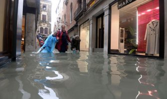 Nivo vode raste u Veneciji, evakuisani turisti (VIDEO)