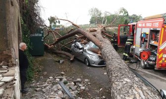 Veliko nevrijeme u Italiji: Stradalo najmanje 10 osoba, vjetar obara stabla, nivo vode raste(VIDEO)